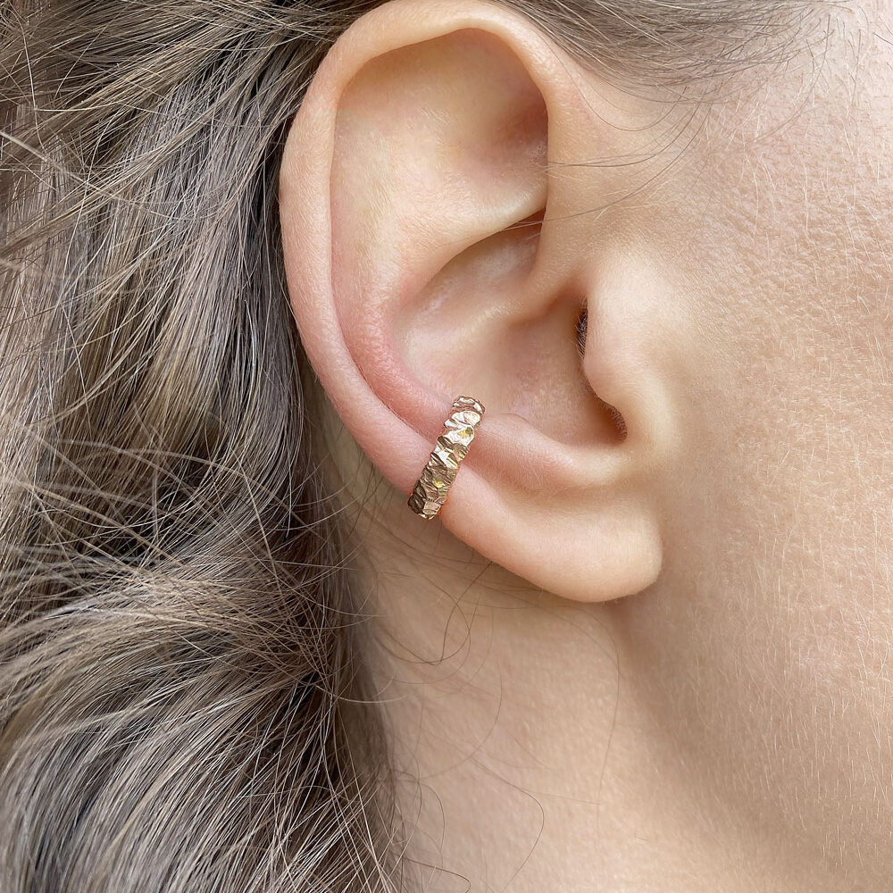 Ear cuff se strukturovaným povrchem rose gold