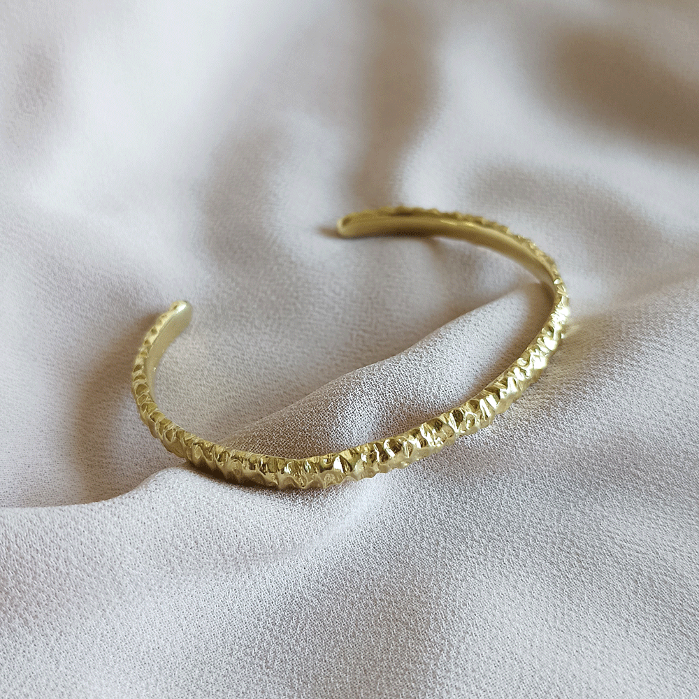 Náramek se strukturou pozlacené stříbro