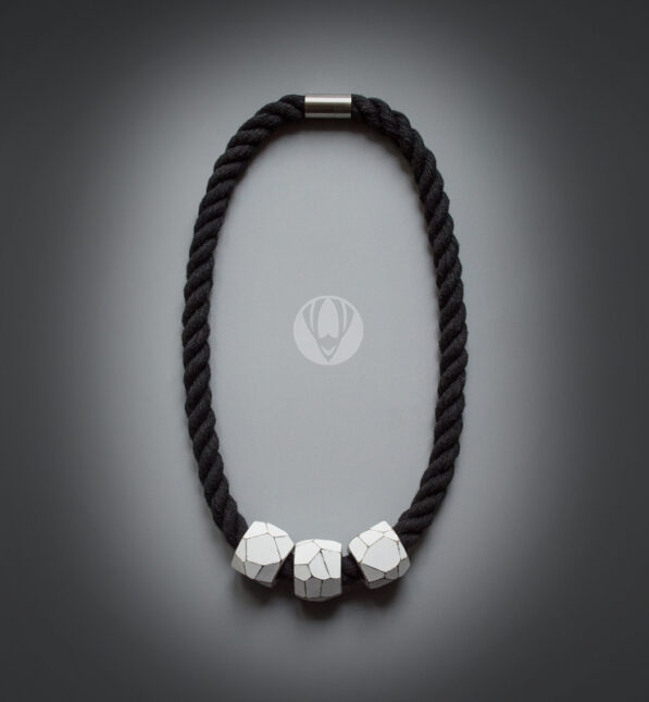černobílý dřevěný náhrdelník