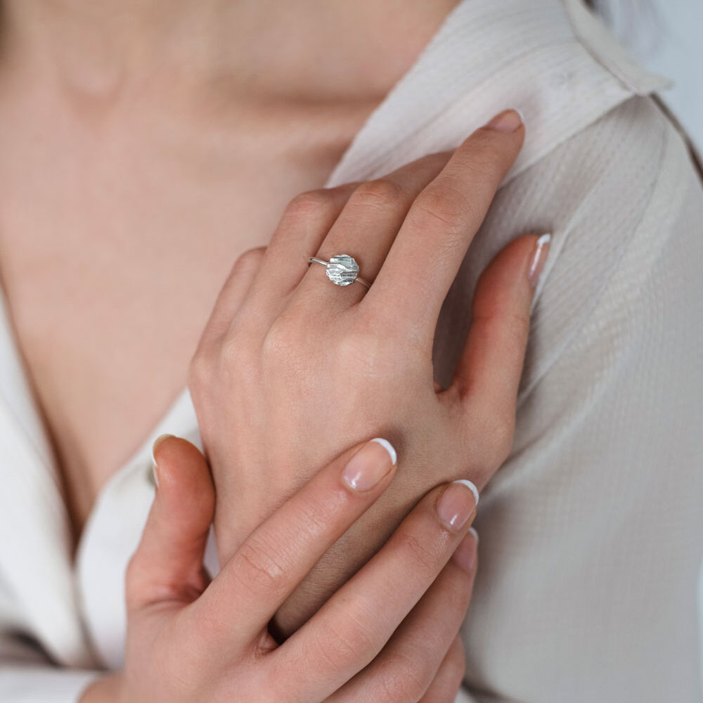 stříbrný prsten s kruhovým strukturovaným elementem