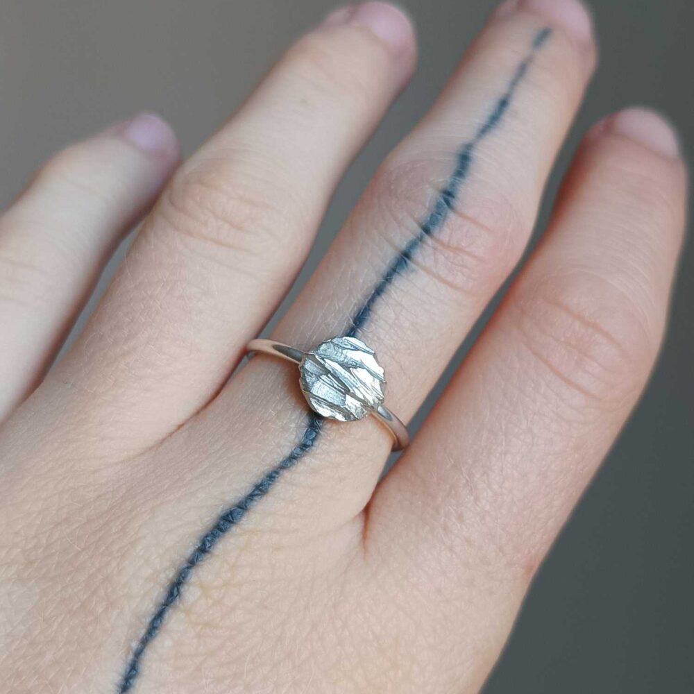 stříbrný prsten s kruhovým strukturovaným elementem