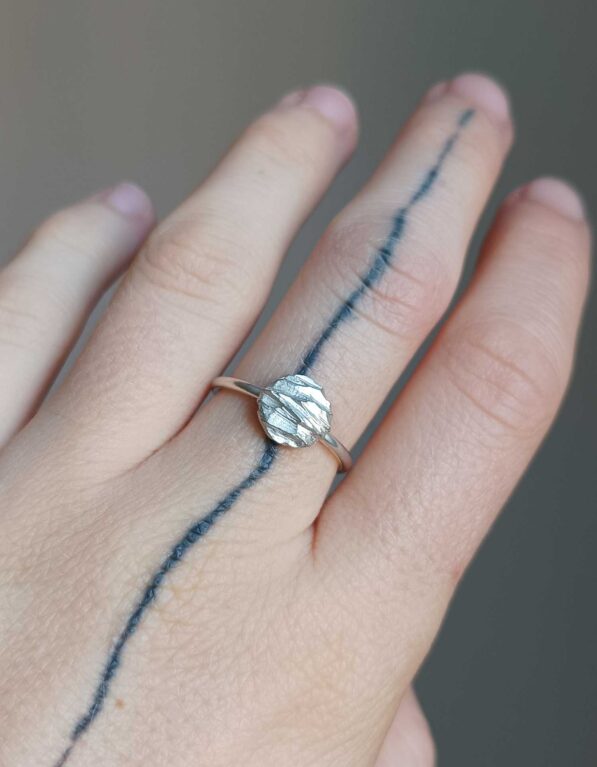 stříbrný prsten s kruhovým strukturovaným elementem