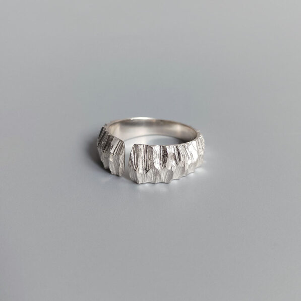 Stříbrný prsten strukturovaný