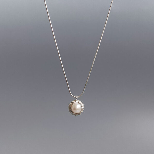 stříbrný náhrdelník s bílou říční perlou
