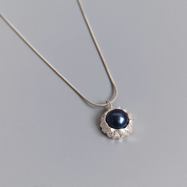 stříbrný náhrdelník s modrou říční perlou