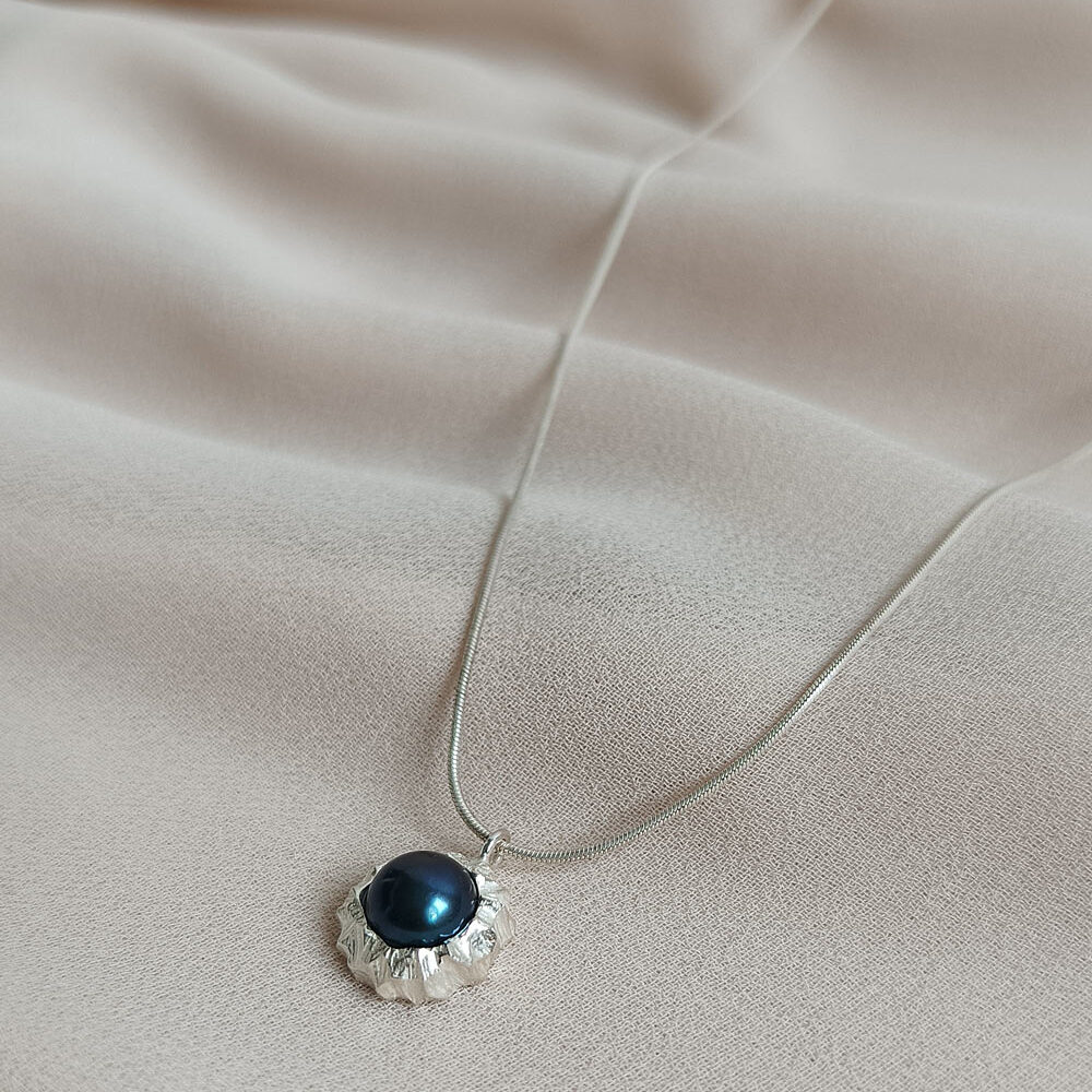stříbrný náhrdelník s bílou říční perlou
