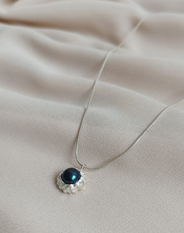 stříbrný náhrdelník s bílou říční perlou