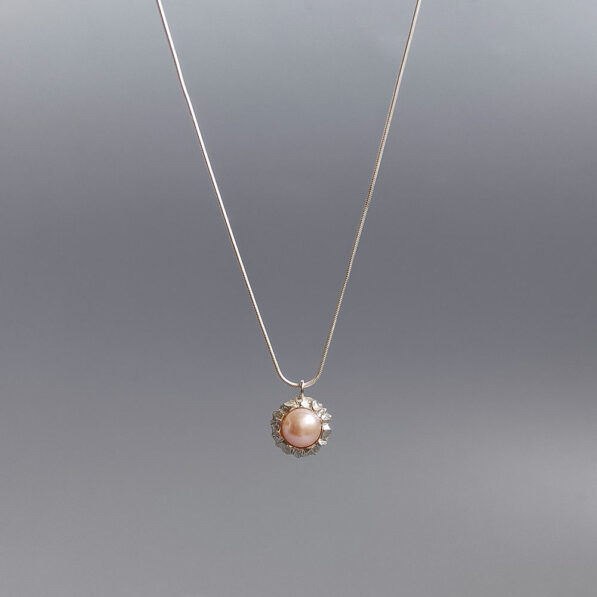 stříbrný náhrdelník s růžovou říční perlou