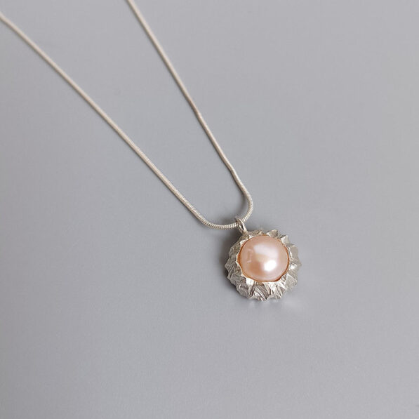 stříbrný náhrdelník s růžovou říční perlou