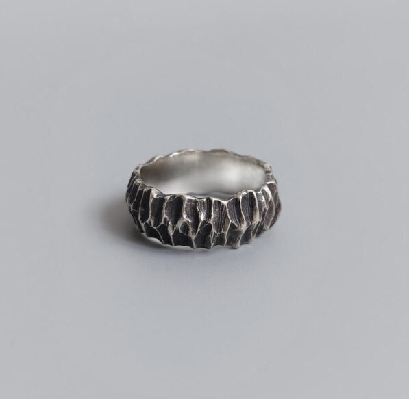 pánský stříbrný prsten s patinou