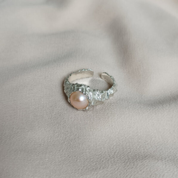 Stříbrný prsten s růžovou perlou