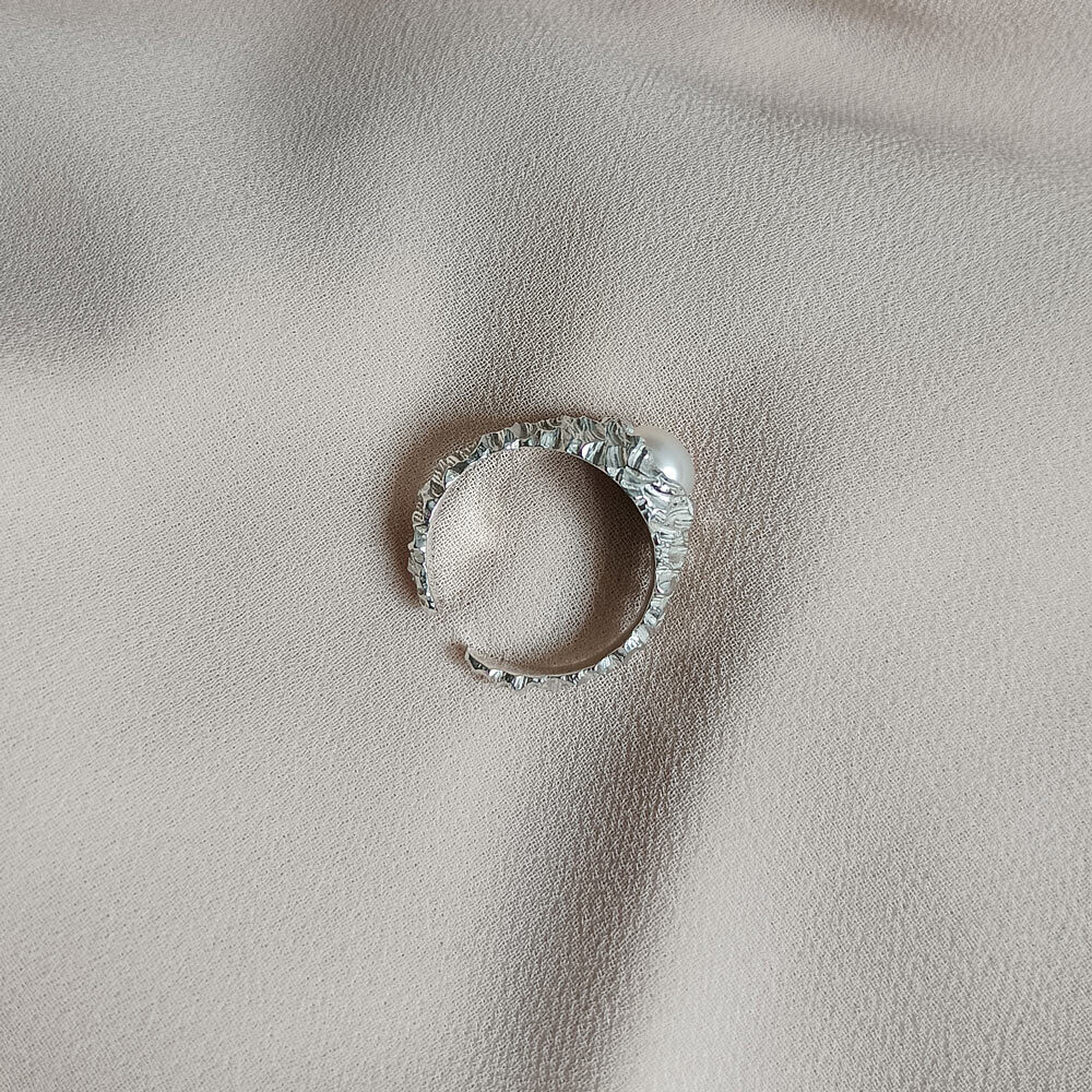 Stříbrný prsten s bílou perlou