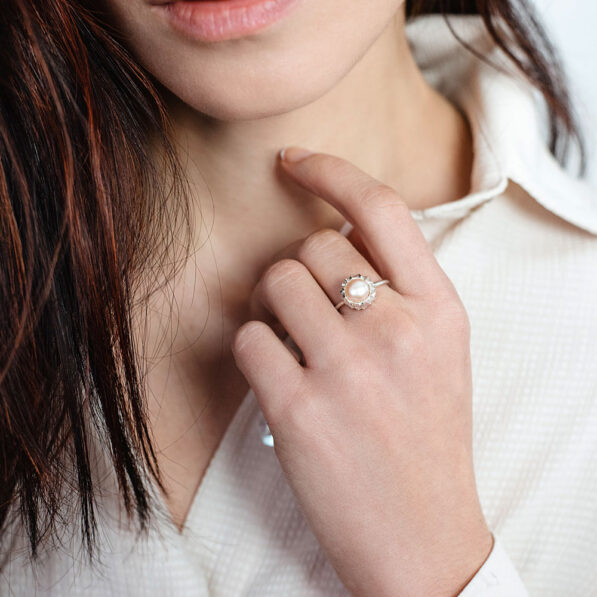 stříbrný prsten s říční perlou