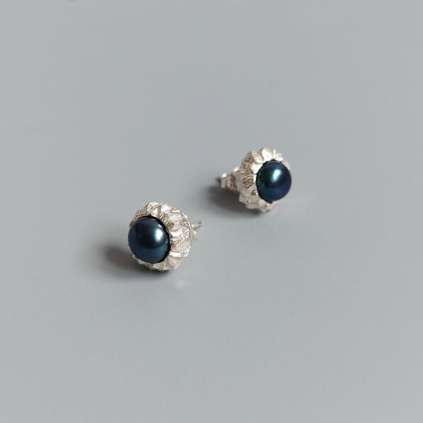 Stříbrné puzetové náušnice s modrými říčními perlami
