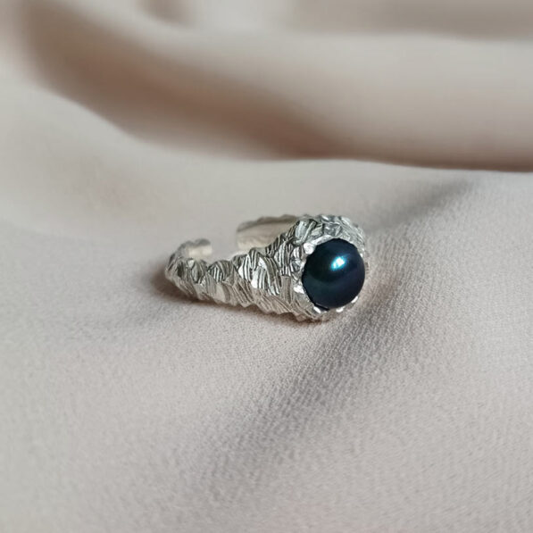 stříbrný prsten s modrou říční perlou