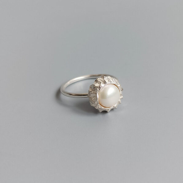 Stříbrný prsten s bílou říční perlou