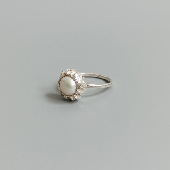 Stříbrný prsten s bílou říční perlou