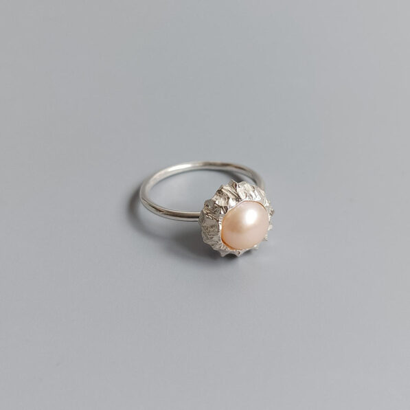 Stříbrný prsten s růžovou říční perlou