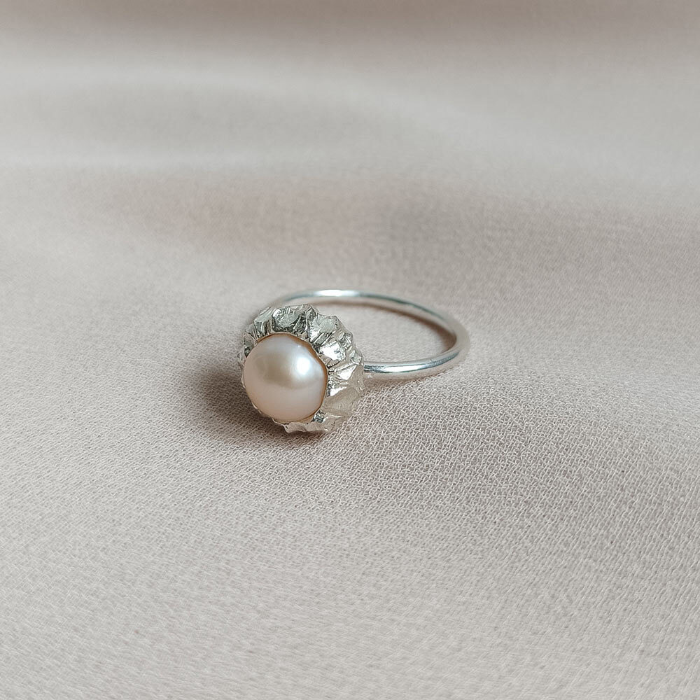 Stříbrný prsten s růžovou říční perlou
