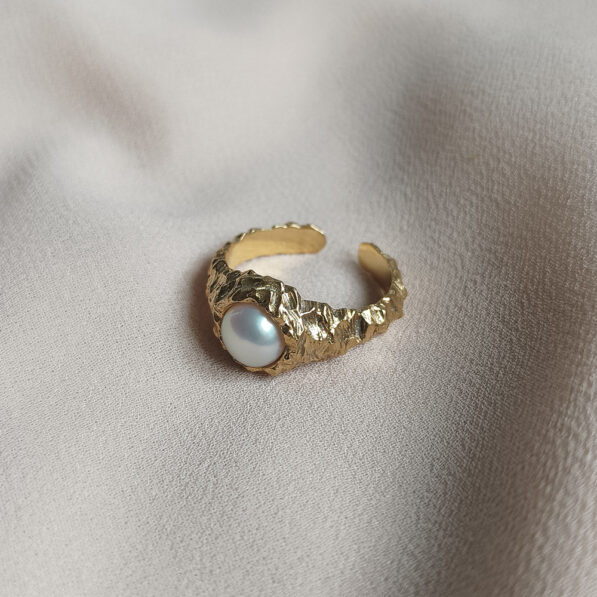 Pozlacený prsten s bílou perlou