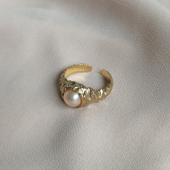 pozlacený prsten s růžovou říční perlou