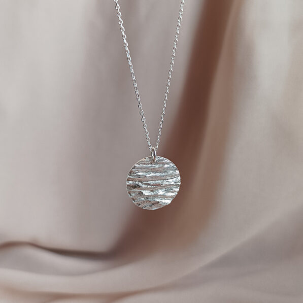 Stříbrný náhrdelník se strukturovaným kruhovým elementem