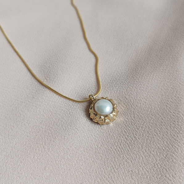 zlatý náhrdelník s bílou říční perlou