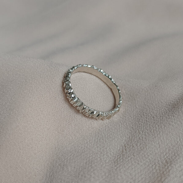 Stříbrný prsten kroužek se strukturou