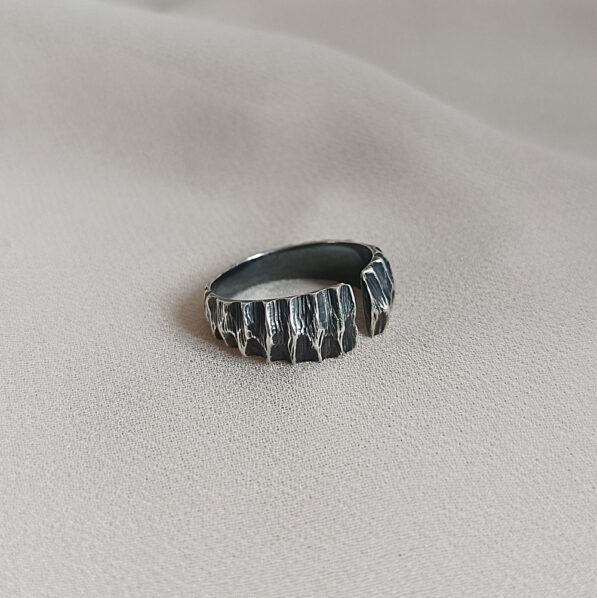 stříbrný patinovaný prsten s výraznou strukturou