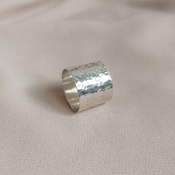 Stříbrný prsten s tepaným povrchem široký