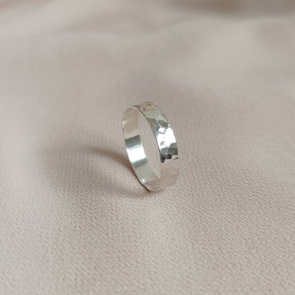 Stříbrný prsten s tepaným povrchem úzký.