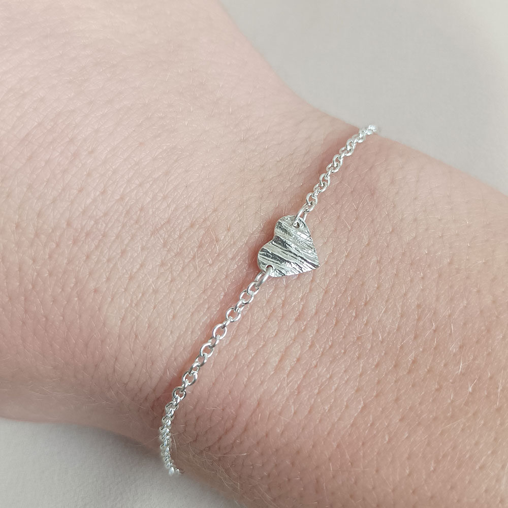 stříbrný náramek se srdíčkem