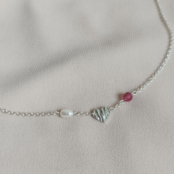 Stříbrný náhrdelník se srdíčkem, perlou a kameny