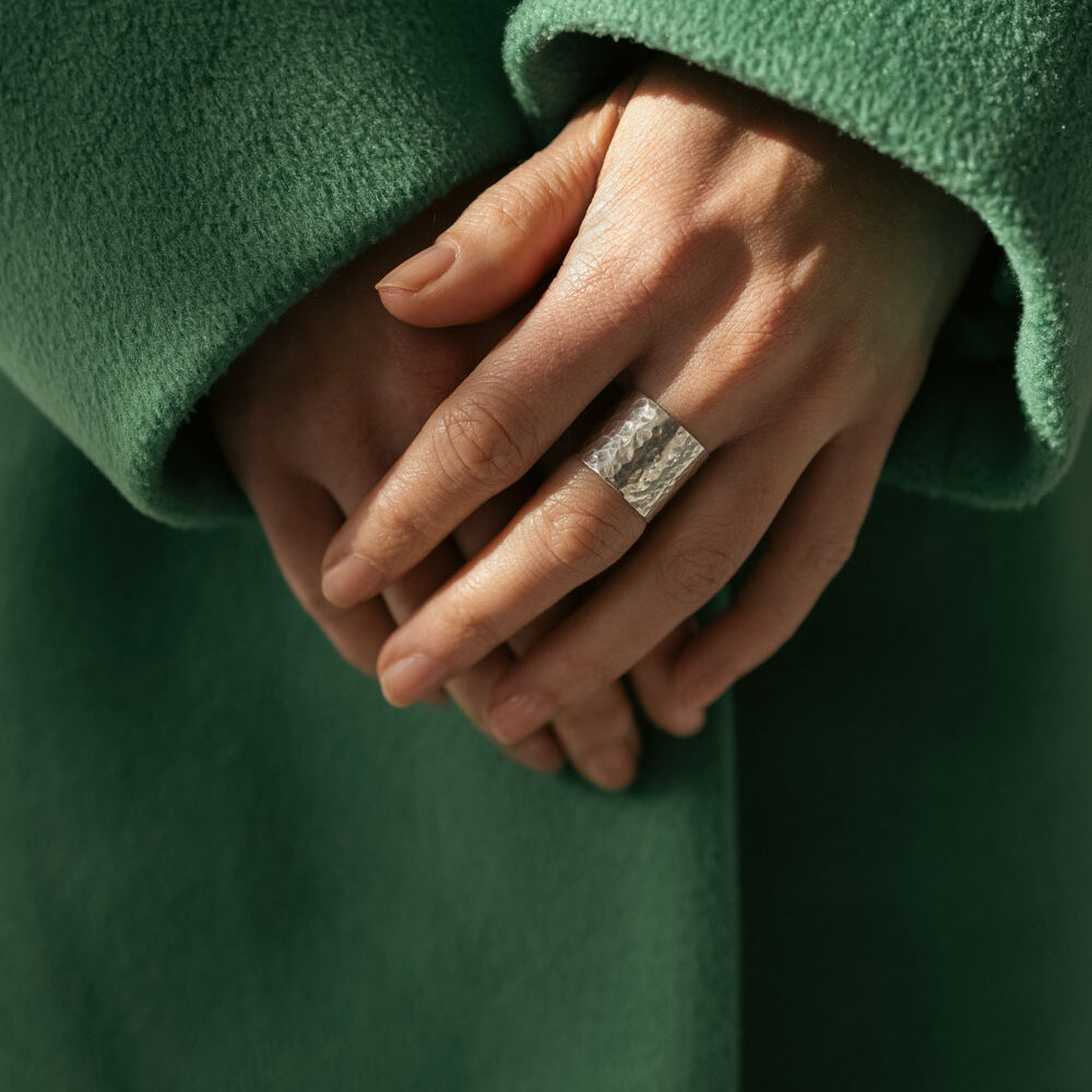 stříbrný tepaný prsten