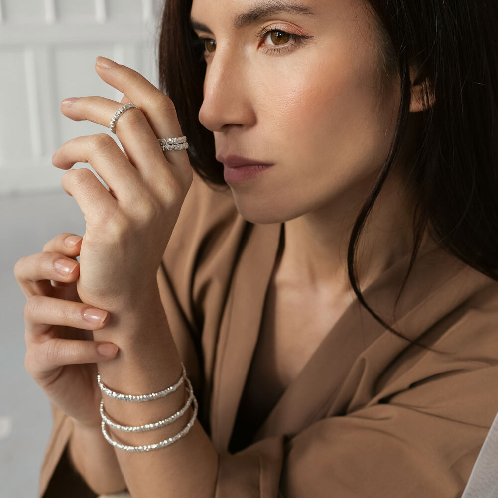 Stříbrný náramek se strukturovaným povrchem