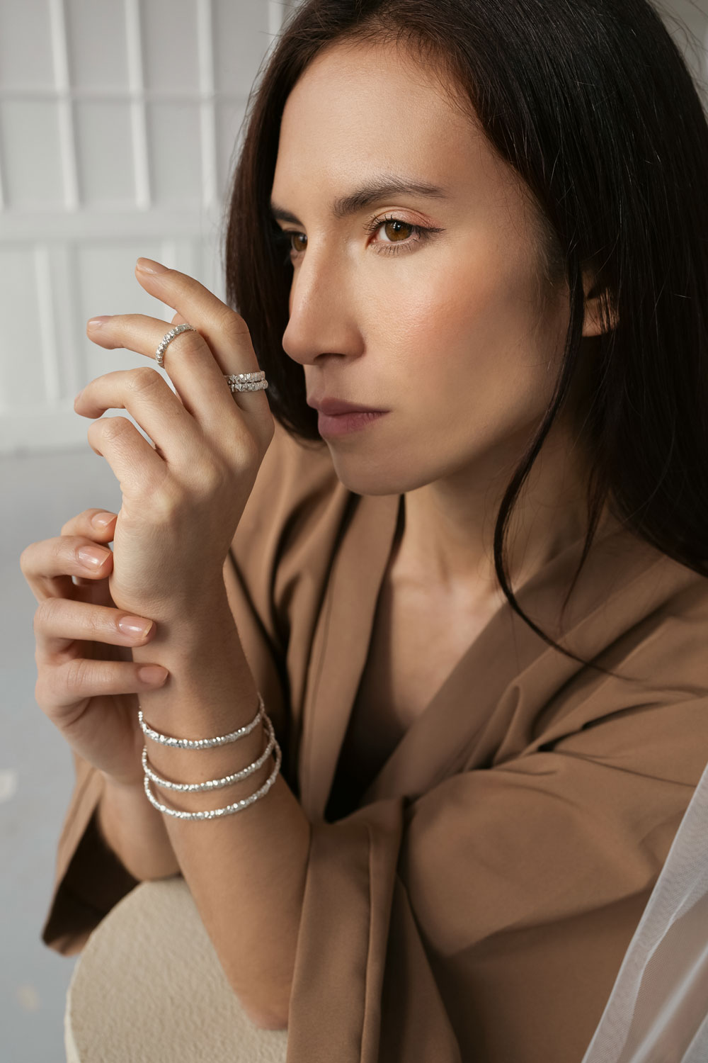 Stříbrný náramek se strukturovaným povrchem