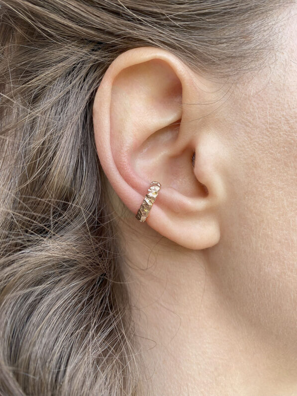 Ear cuff se strukturovaným povrchem rose gold