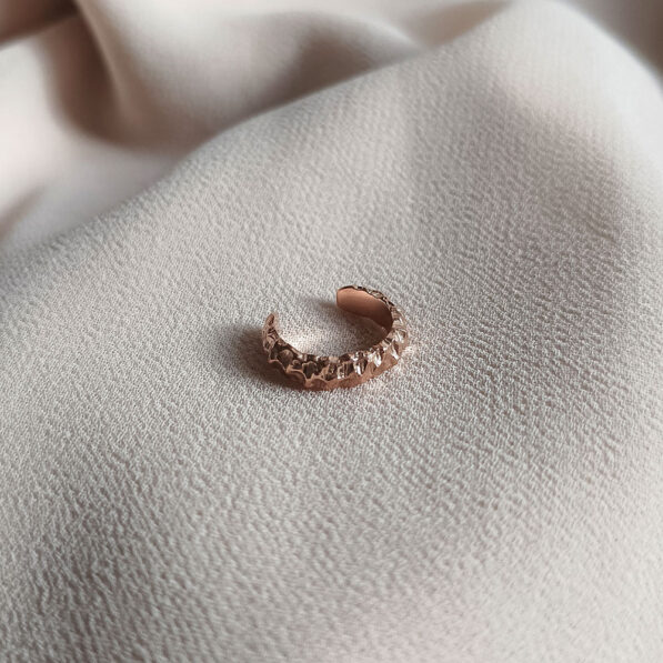 Ear cuff se strukturovaným povrchem rose gold