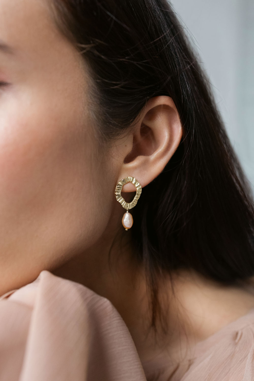 Náušnice Mandorla velké s růžovou říční perlou, žlutě pozlacené stříbro, Ag 925/1000