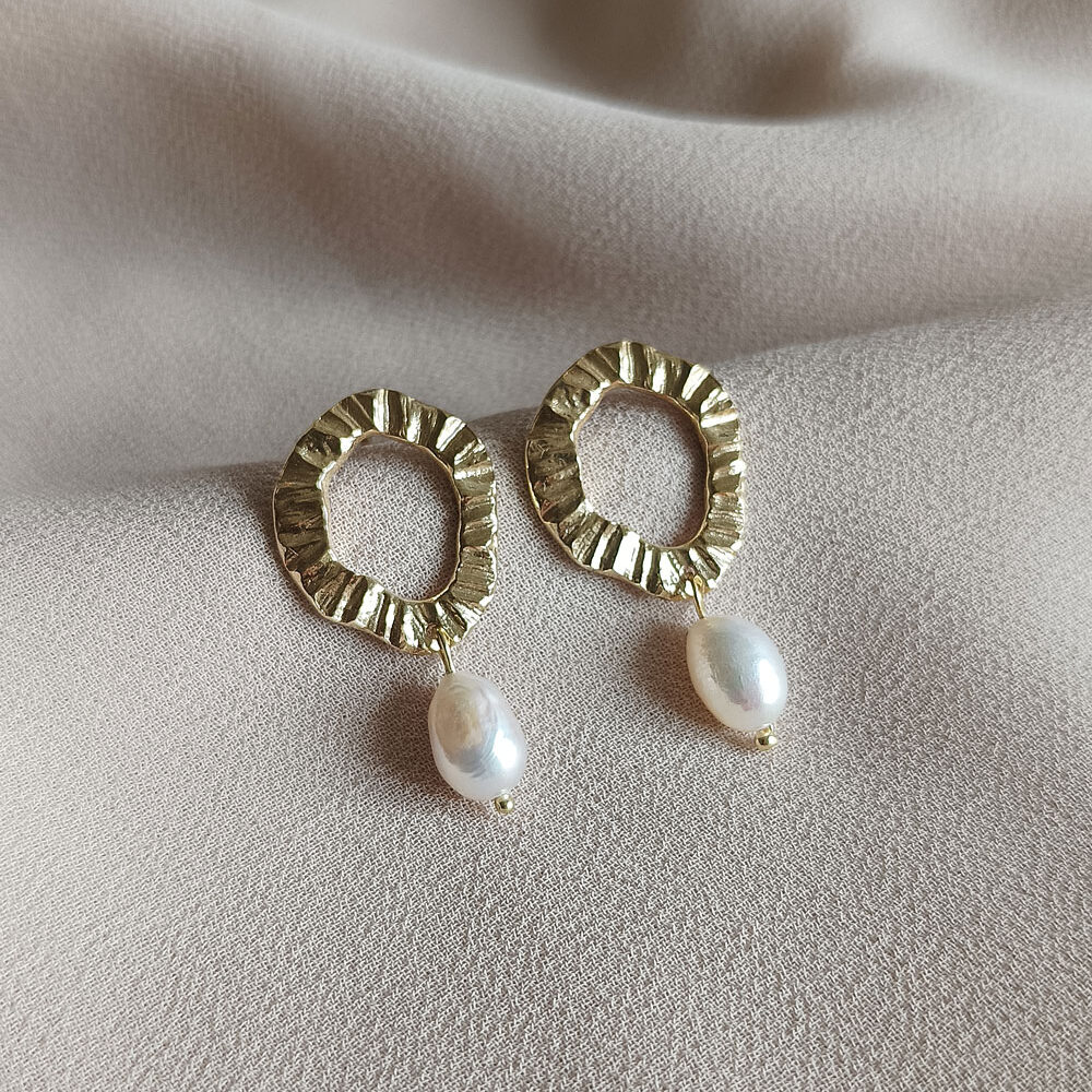 Pozlacené náušnice Mandorla s bílou říční perlou