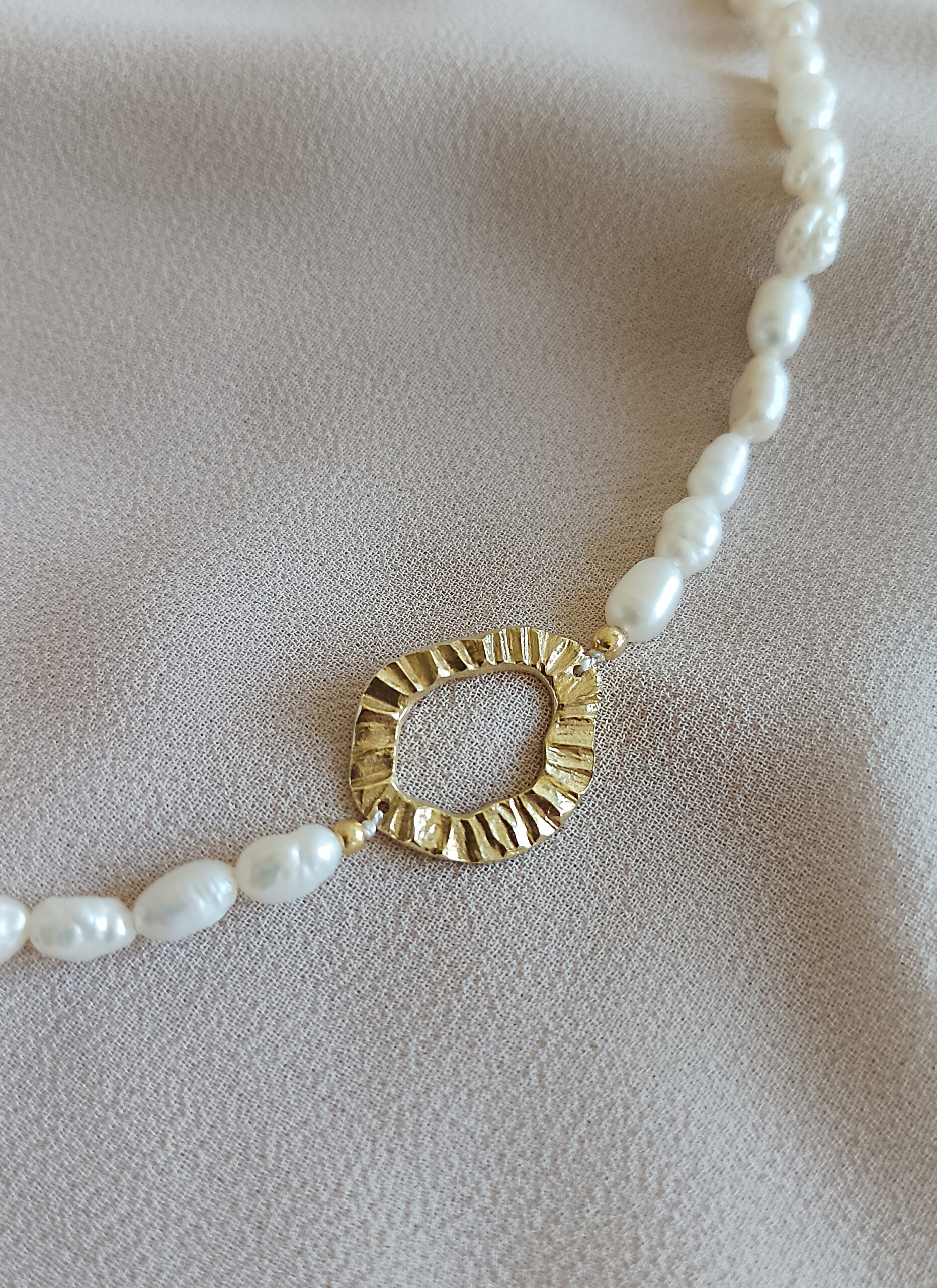 Perlový náhrdelník Mandorla choker, žlutě pozlacené stříbro, Ag 925/1000