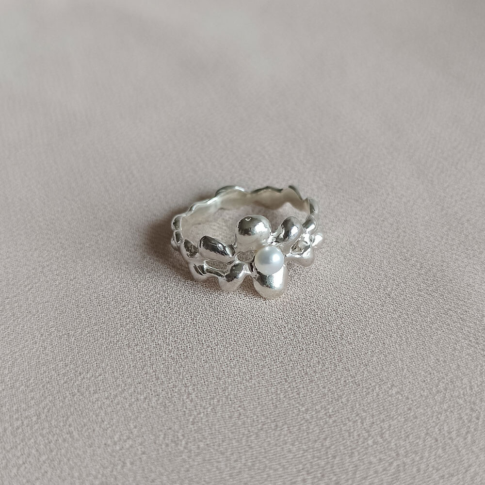 Stříbrný prsten fluid bloom s říční perlou