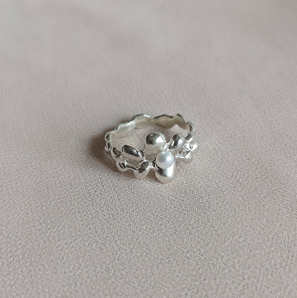 Stříbrný prsten fluid bloom s říční perlou