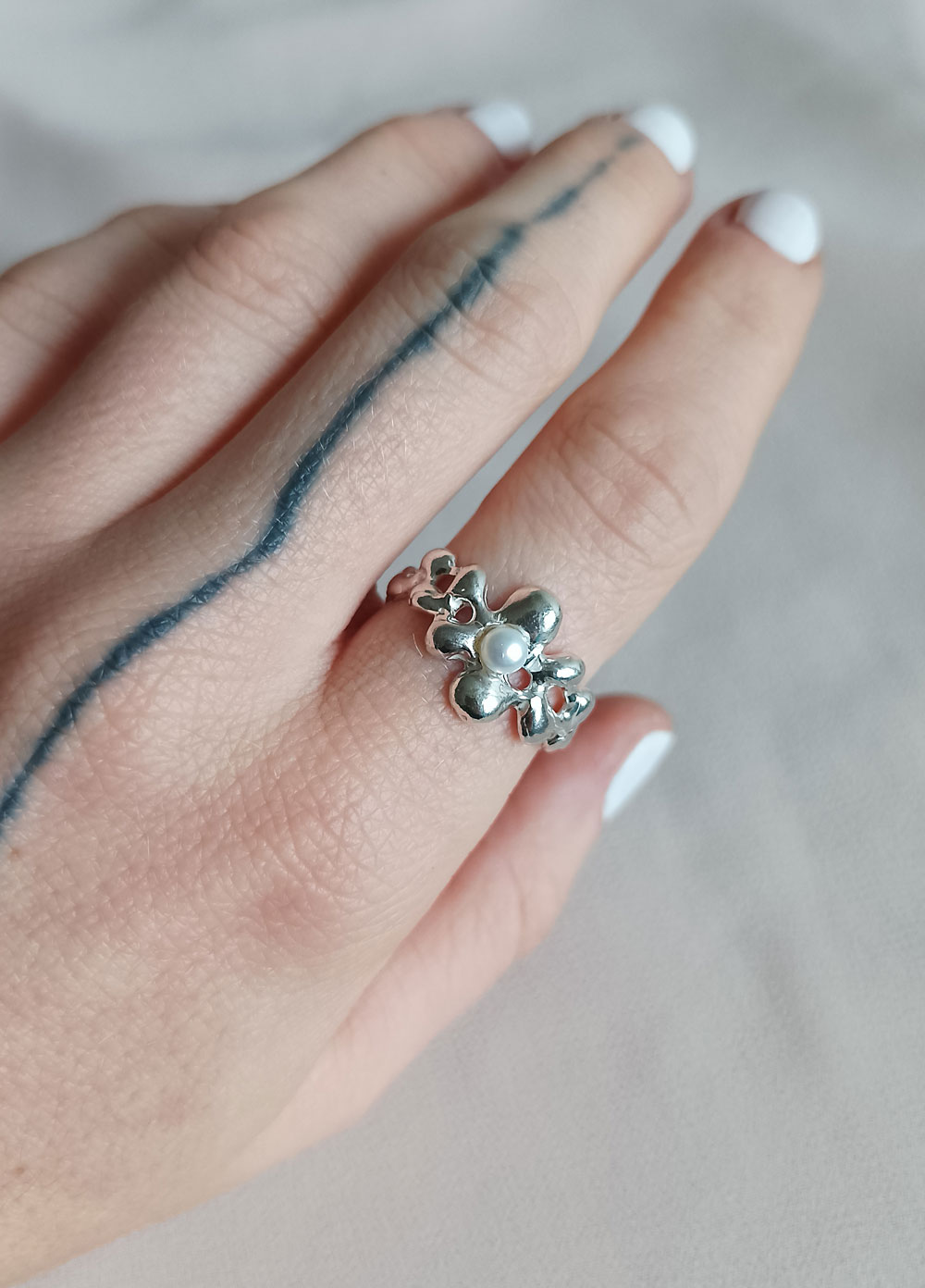 Stříbrný prsten Fluid bloom s bílou říční perlou, Ag 925/1000 - 03