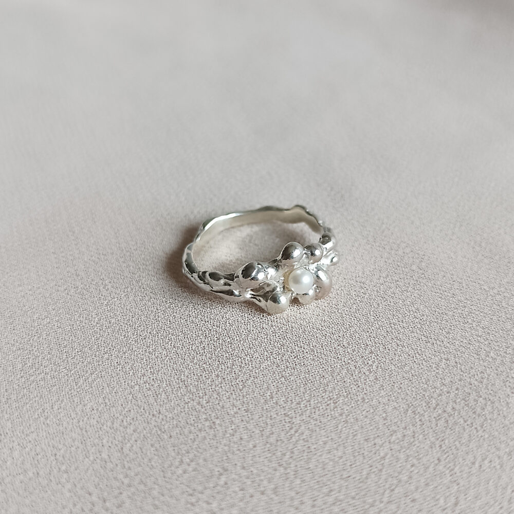 Stříbrný prsten fluid bloom s říční perlou