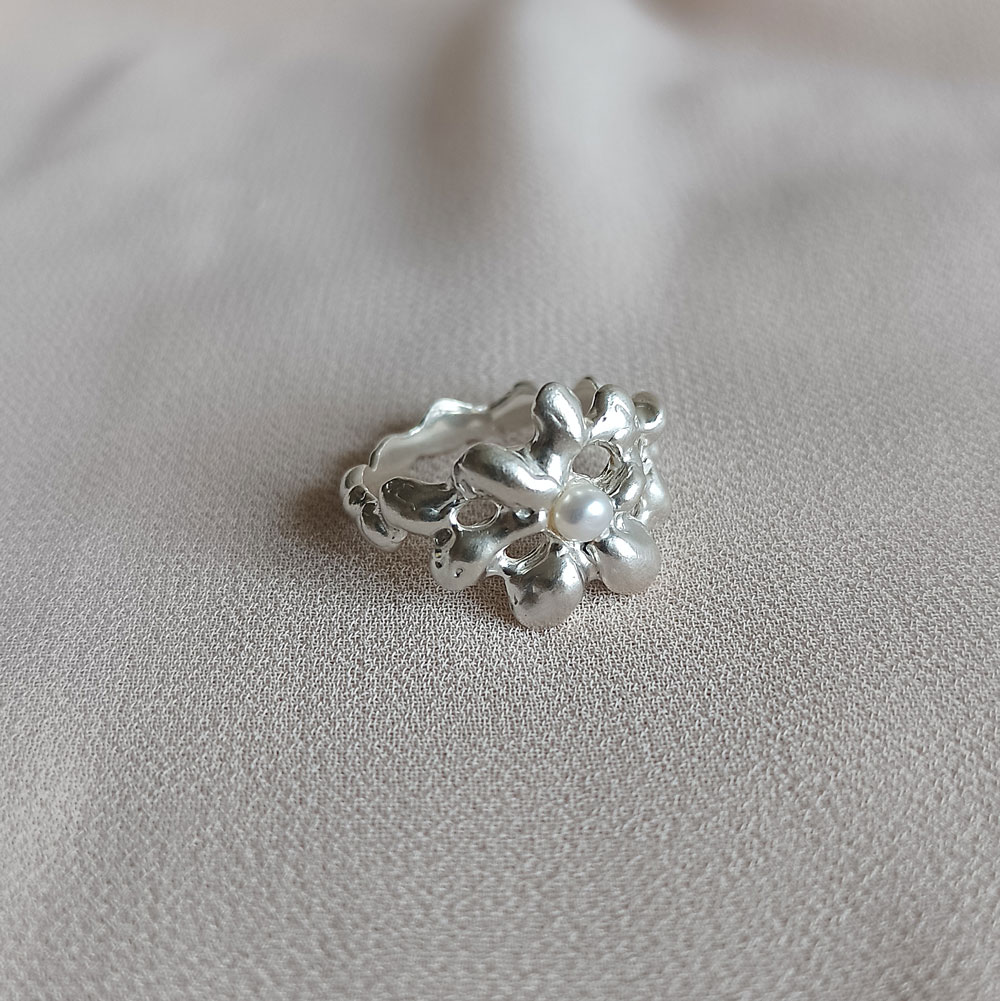 Stříbrný prsten Fluid bloom s bílou říční perlou, Ag 925/1000 - 12