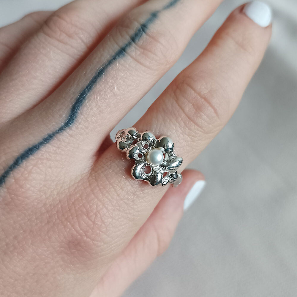 Stříbrný prsten fluid bloom s říční perlou