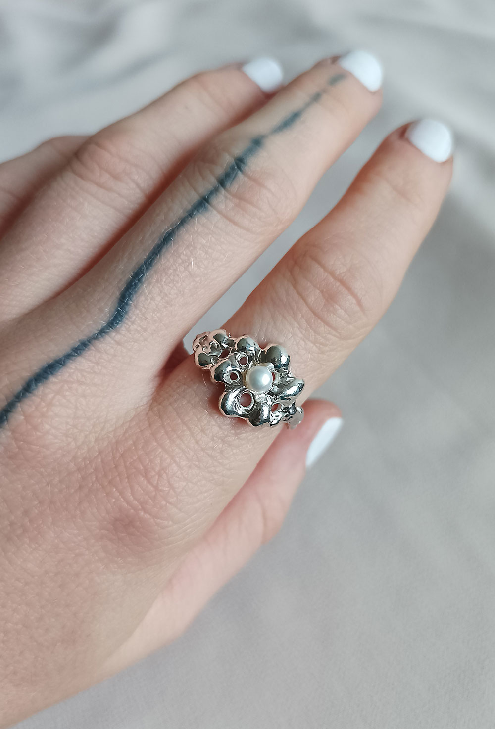 Stříbrný prsten fluid bloom s říční perlou