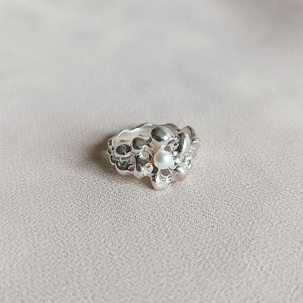 Stříbrný prsten fluid bloom s říční perlou