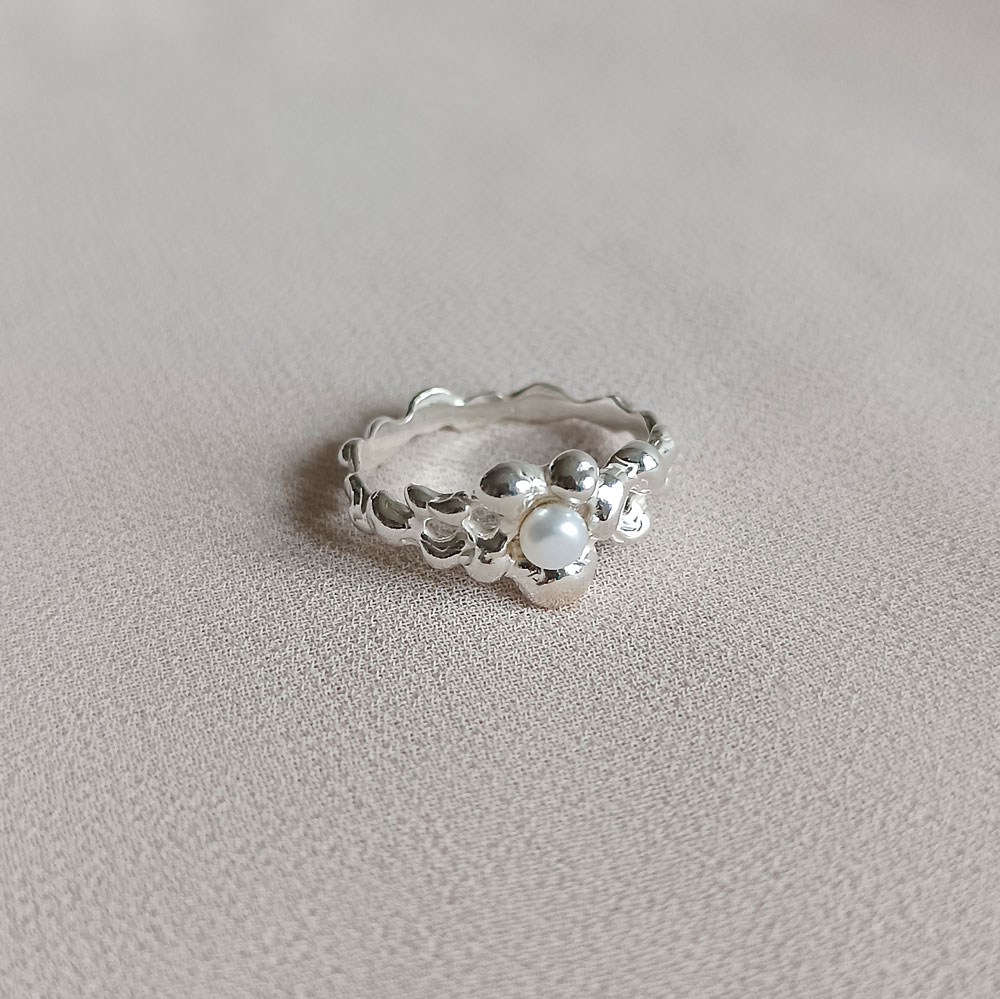Stříbrný prsten fluid bloom s říční perlou